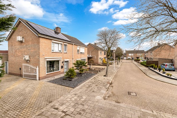 Foto - Te koop: Ruime 2-onder-1-kapwoning met dubbele garage, eigen oprit en fijne tuin